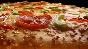 Hungry Howie's Heart-Shaped Pizza TV Spot, 'Valentine's Day: Irresistible'