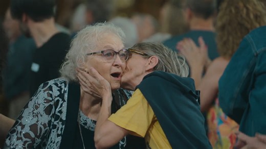 Retrouvez Gregory Charles dans Tous en choeur, une série documentaire poignante et édifiante qui célèbre le pouvoir de la musique sur le cerveau. Tous en choeur, dès le 8 octobre à 20h, seulement sur AMI-télé et en rattrapage sur AMI : https://amiplus.ca/tous-en-choeur | AMI-télé