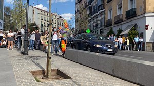 728K views · 31K reactions | Segunda parte Madrid - Barrio La Latina 2022#Arlequin, #Clown. #Espectaculodecalle, #PayasoenlaCalle, #PayasoLoco, #Mimo, #MimoChileno, #Chile. #ArtistaChileno, #TeatrodeCalle, #Karcocha, #carcocha, #karkocha.#Clown, #Harlequin, #Clown. #Streetshow, #ClownontheStreet, #CrazyClown, #Mime, #ChileanMime, #Chile. #ChileanArtist, #StreetTheater, #Karcocha, | Karcocha Street Art | Facebook