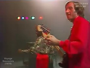 70's... "Souvenirs" : deuxième tube pour Voyage, groupe phare des années disco... À l'origine, la formation est constituée de quatre amis musiciens : Slim Pezin, Pierre-Alain Dahan, Marc Chantereau et Sauveur Mallia. Toutefois, ils sont bientôt rejoints par Sylvia Mason-James, chanteuse britannique. Leur point commun : ils ont tous travaillé avec les plus grands noms de la chanson française. Slim Pezin, guitariste renommé, est notamment connu pour avoir été le chef d'orchestre de Claude François