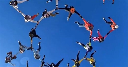 Female skydivers set world record in midair