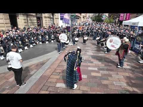 79th's Farewell to Gibraltar - Edinburgh Military Tattoo Pipes & Drums