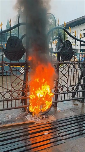 Bandung bergejolak pada 29 Desember 2025. Buruh Jawa Barat kembali turun ke jalan, menggelar aksi unjuk rasa di depan Gedung Sate untuk menagih komitmen Gubernur Jawa Barat agar UMSK 2026 direvisi. Kekecewaan yang berubah menjadi aksi keras, saat mobil komando ditabrakan ke gerbang Gedung Sate. Aksi ini menjadi simbol perlawanan buruh atas kebijakan upah yang dinilai mengabaikan rasa keadilan. Perjuangan belum usai, suara buruh tak akan dibungkam. #gedungsate #bandung #buruhpabrik #jawabarat #up