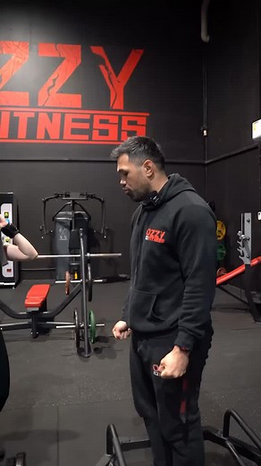 LIVE deadlift tutorial with Coach Alfie 🏋️‍♂️ Teaching Meg how to pull the slack out of the bar — one of the most important cues for a stronger, safer lift. This is what real coaching looks like 👇 ✅ Hands-on guidance ✅ Real-time feedback ✅ Technique that builds strength and confidence It’s not just about lifting weight — it’s about lifting right. 📍 Ozzy Fitness – McGraths Hill | 24/7 Access | Group Classes Daily | $16.95/week 💬 DM ONLINE to train with our coaches in person or through the Ozz