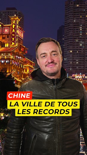 1.5M views · 28K reactions | Identifie la personne avec qui tu voudrais explorer cette jungle urbaine ! 欄  C’est la ville la plus folle qu’il m’ait été donné de visiter, Chongqing est véritablement la ville de tous les records. Une ville bâtie sur plusieurs niveaux, où tout relève de la démesure, dans une ambiance futuriste et cyberpunk. 勞 | Un Monde à part - RTBF | Facebook
