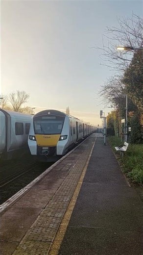 Thameslink Class 700 arriving with 3 tones!