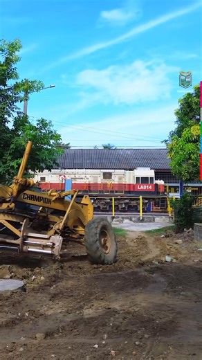 🛑 LAS OBRAS QUE ESTAN CAMBIANDO AL BARRIO ALTAMIRA DE FUNDACIÓN Continúan las obras de pavimentación en la carrera 10, entre las calles 20 y 25 del barrio Altamira, un trabajo que avanza gracias al esfuerzo conjunto del Municipio de Fundación, Drummond LTD., Fenoco y la comunidad. En estos primeros días se están realizando labores de trazado, replanteo y corte de terreno con maquinaria, pasos necesarios para que la obra se ejecute de manera adecuada. Esta pavimentación mejorará la movilidad del