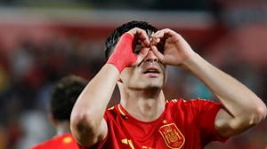 Pedri se estrena en la selección con un golazo desde fuera del área