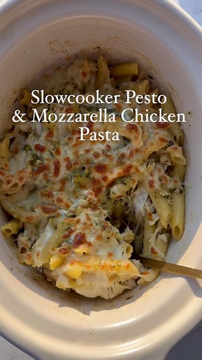 Slowcooker Pesto & Mozzarella Chicken Pasta 🧀 576 cals a bowl and £1.75 per serving (Serves 4) #fyp #foryou #slowcooker #crockpot #crockpotmeals #slowcookerrecipes Ingredients - 3-4 chicken breasts - 4 tbsp pesto extra for topping - Garlic as much as you like, usually 3-4 cloves - Juice of a lemon - Salt and pepper - Light Mozzarella 100g - 350g dry pasta - 500ml of stock - Top with fresh basil leave 🌿 - 1-2 tbsp Philadelphia light 1. Cook the chicken, pesto, garlic, lemon and seasoning on hig
