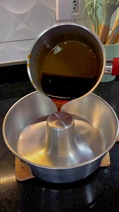 4.2M views · 17K reactions | Bolo que sai recheado do forno - Ingredientes: 1 xícara de açúcar pra calda.Massa: 1 pacote de massa pro sabor festa, 3 ovos, 3 colheres de manteiga e 150ml de leite.Usei 6 bananas nanica Assar a 180° por aproximadamente 60 minutos, ou vai fazer o teste do palitinho | Erica Lima | Facebook