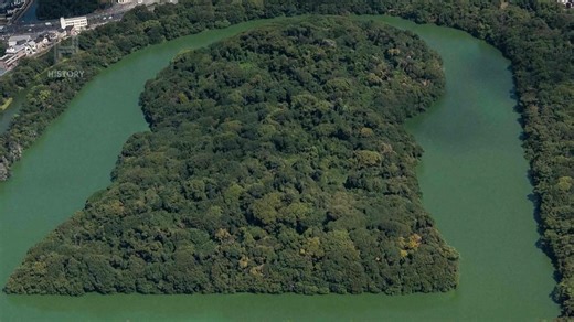 67K views · 1.5K reactions | Um código escondido à vista de todos?  Giorgio acredita ter encontrado o elo perdido: estruturas idênticas espalhadas por sítios antigos ao redor do mundo. Não é coincidência, é uma mensagem. Estamos perto de decifrar a origem alienígena da humanidade? 勞 #AlienígenasDoPassado | HISTORY | Facebook