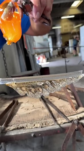 Turning Molten Glass into Pure American Art ✨ #GlassBlowing #GlassArt #HandmadeArt #ArtProcess #USArtist Step inside the world of fire and creativity where raw sand transforms into stunning glass art. 🔥✨ Watch the intense heat, the precise movements, and the passion behind every piece as molten glass is shaped into something truly beautiful. Glass blowing is not just a craft — it’s a powerful art form that requires patience, skill, and vision. Every bubble, curve, and color tells a story of ded