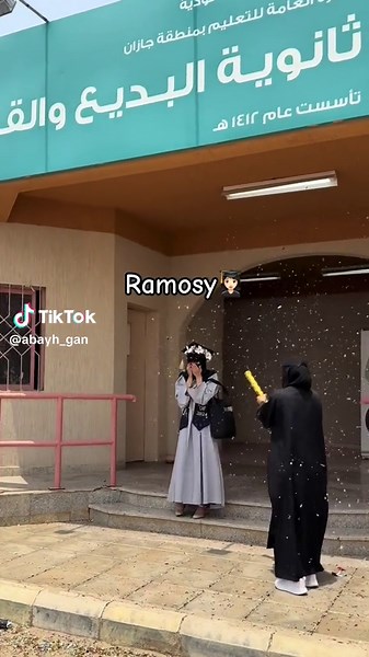 عبايات تخرج متميزة لخريجات 2025