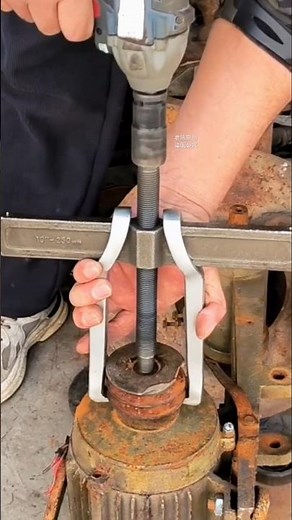 ✅Easiest Way To Remove A Stuck Pulley 🛠️ Bearing Removal Satisfying ⚙️ #GearPuller #MechanicHacks