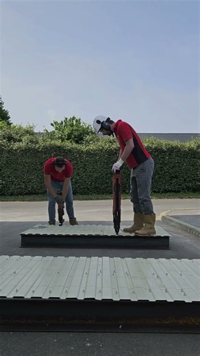 Preparados, listos, YA! ¿Quién fijará antes las cubiertas metálicas? 😎
