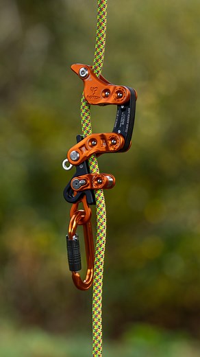 NEW Notch Drop!!! The Rope Runner Vertec is now available in a limited edition orange! Designed by @notchequipment in collaboration with Kevin Bingham, the Vertec is the next-generation climbing and work positioning device for arborists. Building on the success of the Rope Runner Pro, Vertec offers tool-free friction adjustments, seven friction settings, midline attachability without slic pins, and smooth modulation for ascending and descending. Recent refinements based on arborist feedback make