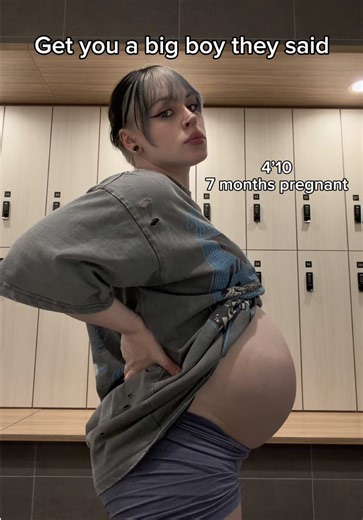 The consequences of my own actions But on good note, I did two plates on the pendulum for 8 reps 💅🏻 just girly things - Tee from @The Cutoff Project Backpack from @WOLFpak | code: AYSHIA