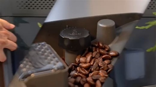 家用咖啡机推荐：宅家实现咖啡自由，轻松享受现磨香醇。无需繁琐操作，一键制作拿铁、美式等多款饮品，节省时间与成本，提升生活品质。