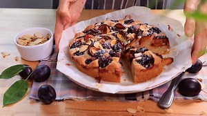 En couverture du nouveau Cuisine Actuelle (en kiosque dès aujourd'hui), une magnifique tarte aux prunes ! http://bit.ly/2CsYIKz | Cuisine Actuelle