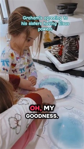 The cristmas surprise - Santa🧑‍🎄 gave the girlies the elsas powers 🪄