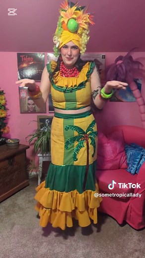The Chiquita banana advertisement was basically just an educational song to teach the public; how to store a banana, what temperature is appropriate for a banana to be eaten, and how to identify a ripe banana. 🍌✨ #ChiquitaBanana #carmenmiranda #vintage #halloween #fruit