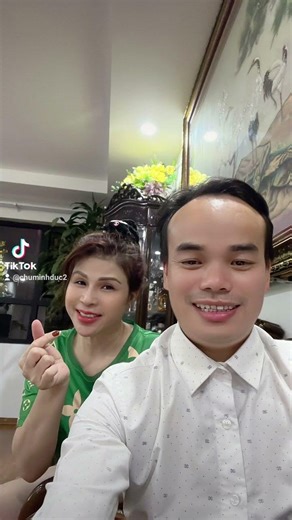 2 cô cháu làm dáng tí thôi