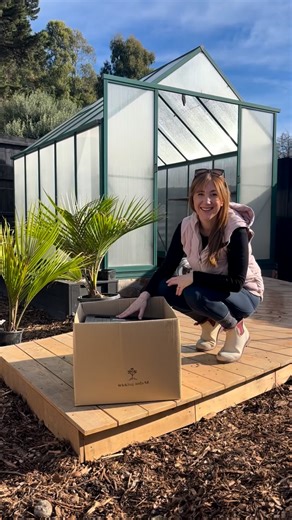 Annabel | Gardening on Instagram: "Wicking Planter box built in 1 min! (We wish but it was so easy!) The part that IS luxury is only watering your plants once a month! Imagine… well you don’t have to! These water from the base so there is zero stress to your plants, just a continuous healthy moisture level and saves you time. But it gets better as it’s also a huge saving on water! 💦 Can’t wait to see what you think! And to show you how amazing these beds go over summer ☀️ Ad/gifted #gardening #