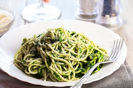 Spaghetti with Spinach Sauce