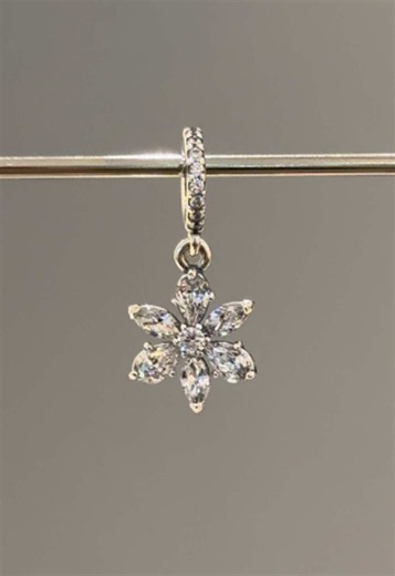 🌼 CHARM OF THE WEEK Delicate in design but impossible to miss, our herbarium charm is one of our most sparkly pieces and shines beautifully from every angle ✨ 📍Pandora, Macquarie Centre #pandoramacquariecentre #pandora #pandoracharms #pandorabracelet #pandorajewelry