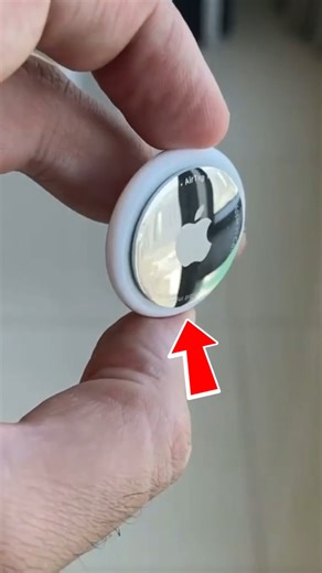 26K views · 253 reactions | Air Canada and United now let you share your AirTag location directly with them through Apple’s Find My app—helping track and recover lost luggage faster, all while keeping your privacy safe. #TravelTips #AppleAirTag #LostLuggage #AirCanada #UnitedAirlines #fblifestyle | Facts Wiki | Facebook