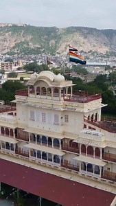 The Chandra Mahal, the seven-storied building which continues to serve as the residence of @theroyalfamilyofjaipur, is a testament to the city’s history of artistry. Explore Shobha Niwas, Chhavi Niwas, and Sri Niwas as part of the Royal Tour. — @experiencesatsawaijaipur | City Palace, Jaipur