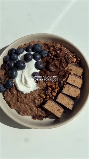 Jelena :) on Instagram: "Long time no chocolate porridge for me — and what better day than a cozy Sunday to bring it back? 💛 For this creamy, high-protein chocolate porridge, you’ll need: 40 g oats @koro_de (-5% with jelena5) 250 ml water/almond milk 20 g chocolate protein powder optional: a little maple syrup pinch of salt Toppings: blueberries, choco protein cream, protein bar, plain yogurt, some granola ✨ Ad / Werbung #frühstück #breakfast #oats proteinpacked highprotein"