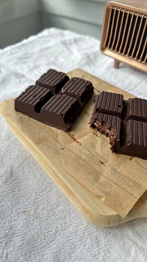 Elif Zengin~Sağlıklı Yaşam~Fit Tarifler on Instagram: "Sağlıklı🍫⚠️Aşırı Lezzetli Çikolata yapıyoruz! Hem besleyici hem lezzetli üstelik de çok kolay 🙆🏼‍♀️ Mutlaka denemelisiniz ✅ Tarifi denemek için kaydetmeyi unutmayın 💌 beğeni ve yorumlarınızla desteklerseniz beni çok mutlu edersiniz. ❤️ Bu küçük destekler sizin için bir tık, benim için kocaman bir motivasyon! 🌟 * Neler kullandım - 2 yemek kaşığı tahin - 2 yemek kaşığı bal - 2 yemek kaşığı ham kakao - 3 yemek kaşığı erimiş kakao yağı -Fın