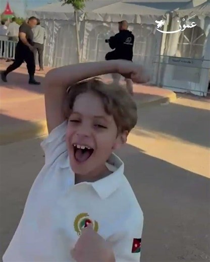 A child repeats the pledge with the King #Ammon #Jordan