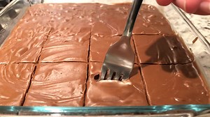 🍫 Paula Deen’s 5-Minute Fudge “SO easy, SO chocolatey, and totally irresistible! I can’t believe this takes only 5 minutes — everyone who tries it asks for the recipe!” 😍🔥 ⭐ Ingredients: • 1 & ⅔ cups sugar • 2/3 cup evaporated milk • 1 tbsp butter • ½ tsp salt • 1 (6 oz) package milk chocolate chips • 16 large marshmallows • 1 tsp vanilla extract • 1 cup chopped pecans (optional) ⭐ Instructions: 🔥 1. Heat the Base In a saucepan, combine sugar, evaporated milk, butter, and salt. Bring to a bo