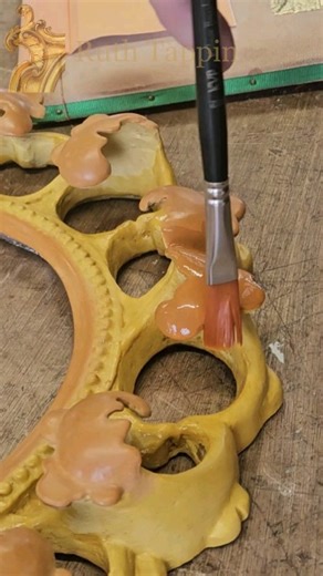 Ruth Tappin on Instagram: "Water gilding and burnishing a gilt wood picture frame."