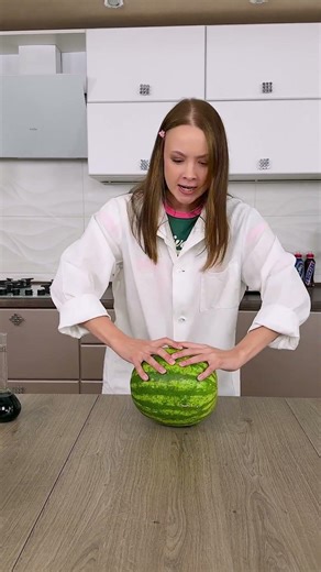 HOW TO SPLIT A WATERMELON WITH YOUR HANDS?! 🍉💪