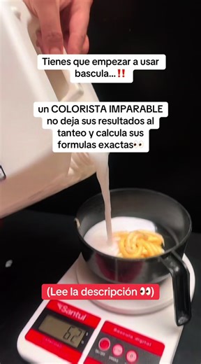 ¿Sigues formulando “al tanteo”?❌ Entonces no estás decidiendo… estás apostando.❗️ Y en colorimetría, apostar se paga caro. Porque un gramo de más no es “poquito”… * Es un reflejo que se dispara. * Es una neutralización que no llega. * Es un resultado que ya no coincide con lo que tu clienta pidió. Un colorista imparable no trabaja con intuición suelta.💜 Trabaja con precisión. Usar báscula no es exageración. Es respeto por el proceso. Es entender que cada fórmula tiene un propósito, un equilibri