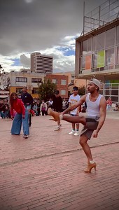 146K views · 2.1K reactions | Une chorégraphie endiablée. Le pouvoir de la rue est total à Bogotà. J’ai capturé 15 secondes de cette magie : | Alain Mabanckou | Facebook