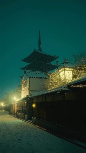 京都には、声を張らなくても人を立ち止まらせる景色がある。 八坂の塔（法観寺）は、まさにその代表。 東山の路地を歩いていて、ふっと視界の奥に五重塔のシルエットが見えた瞬間、足が止まる。 派手じゃないのに、京都らしさが一気に立ち上がるんですよね。 八坂の塔は、臨済宗建仁寺派の古寺・法観寺に残る五重塔。 伝承では聖徳太子の建立とも言われ、現在の塔は永享12年（1440年）に足利義教が再建したもの。応仁の乱で伽藍の多くが焼けたあとも、この美しい輪郭だけが残り、いまや京都の“記憶”みたいな存在になっています。 そして実は、外から眺めるだけじゃなく中にも入れます。 初層内陣と二層まで拝観できて、内陣には五智如来が安置。塔の中に入った瞬間、外のざわめきがすっと遠のいて、木の香りと静けさだけが残る感じ。 行く前に知っておくと安心メモ ・拝観時間 10:00〜15:00 ・拝観料 400円 ・拝観休止日 不定休 ・中学生未満は拝観不可 アクセス 京都市東山区八坂鳥居前下河原町 市バス「清水道」から徒歩数分（目安） 京都旅行で「これぞ京都」な一枚を撮りたい人も、 ただ静かに京都を感じたい人も。 八坂の塔は