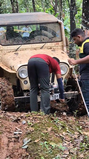 mud bogging stuck on the pit,winching #offroad