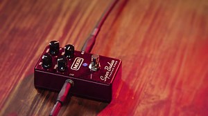 AVAILABLE NOW - The MXR Super Badass Variac Fuzz delivers a big, aggressive, and biting square wave tones with a nice touch of smooth compression. Its Tone, Output, and Gain controls provide plenty of fine-tuning potential, but what makes this pedal a dream come true for tonechasers is its Variac control. | Jim Dunlop Guitar Products