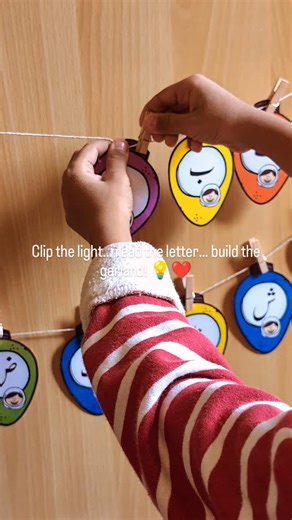 Kids LOVE this! Clip the light… read the letter… build the garland! 💡❤️ ✨ Let’s make a Huroof Light Garland! Colorful light bulbs Urdu letters tiny pegs = the cutest hands-on literacy activity for kids 💡🔤 Perfect for winter break learning, Montessori setups, and early Urdu readers. Clip, match, sequence — and watch your child enjoy Urdu huroof like never before! ❄️💛 #UrduForKids #UrduActivities #WinterActivitiesForKids #MontessoriUrdu #EarlyLiteracy #AoUrduPerhain #LearningThroughPlay #UrduH