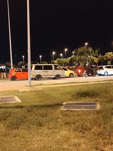 Kedai Halimunan: Beratur Malam di Tempat Misteri