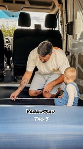 Als wir vor 5 Jahren unseren ersten Van ausgebaut haben, war Armaflex für uns DER Klassiker beim Dämmen 🛠️✨ Super easy zu verarbeiten und wir waren bisher immer zufrieden damit. Jetzt, beim Camperausbau Nr. 6, sind wir immer noch beim Armaflex. Aber es gibt inzwischen sooo viele verschiedene Materialien 🤯 ➡️ Mit welchen Materialien dämmt ihr euren Camper? ➡️ Welche Erfahrungen habt ihr gemacht – positiv oder negativ? Teilt gern eure Tipps in den Kommentaren. Wir sind gespannt! 🚌💛 ___________