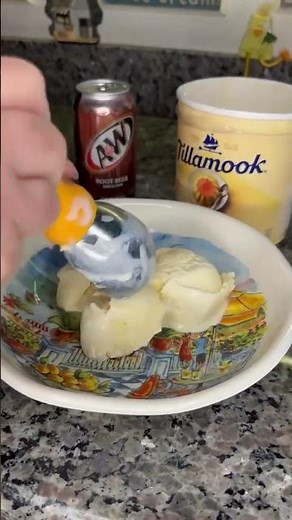 How to make a simple root beer float #rootbeerfloat #sweettoothcravings #rootbeerfloat￼