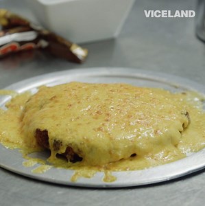 90K views · 109 reactions | Comment faire un poulet parmesan bien gras. MUNCHIES GUIDE TO ANGLETERRE. MARDI. 23H. SUR VICELAND | VICE TV | Facebook