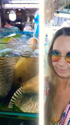 Giant sea shell - tridacna! 🐌🐚 Seafood market! Exotic Thailand