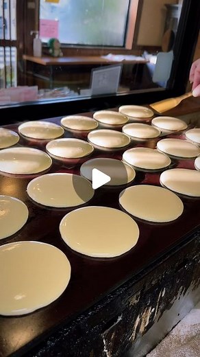 黒川 健作 on Instagram: "黒川製菓です 今週水曜日は店休日となります . 火曜日までは入学式の予約で完売してますが 木曜日分からは空きが御座います ラムレーズンももう少し大丈夫ですので 是非どうぞ☕️ . 今週金曜日は鶴屋さんにてどら焼き販売されます 温かくなったからお出掛けも楽しいですね🌸 冷凍も可能ですので お花見のお供にもご利用下さい . #どら焼き #和菓子 #あんこ #黒川製菓 #鶴屋 #熊本グルメ #九州グルメ #ふるさと納税返礼品 #dorayaki #japanesefood #wagashi"