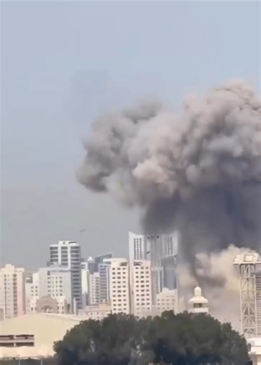 🚨 ALERTE– L’Iran lance des frappes contre des bases américaines au Moyen-Orient Plusieurs explosions ont été signalées ce soir dans différents pays de la région : ▪️ Des explosions ont été observées près de la base navale américaine d’Al-Juffair à Bahreïn, information confirmée par les autorités bahreïnies. ▪️ Au Koweït, des sirènes d’alerte ont retenti, suivies de plusieurs explosions. ▪️ De fortes détonations ont également été rapportées à Abou Dhabi. ▪️ Au Qatar, une source officielle du min